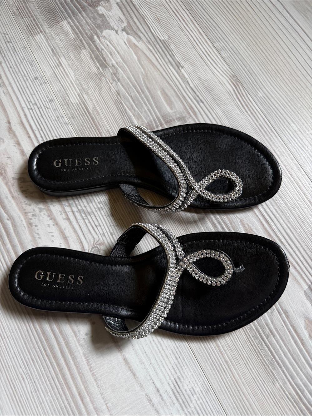 GUESS Rhinestone embellished black flat thing sandal, Size 7.5
